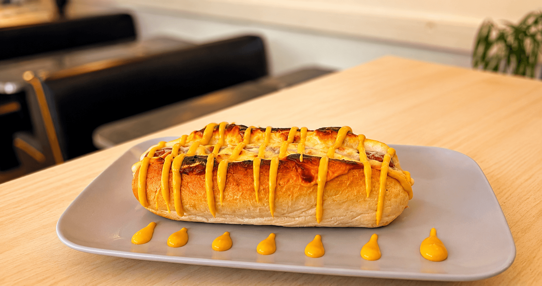Hot-dog présenté pour la future sandwicherie Chez Juju & Fifi