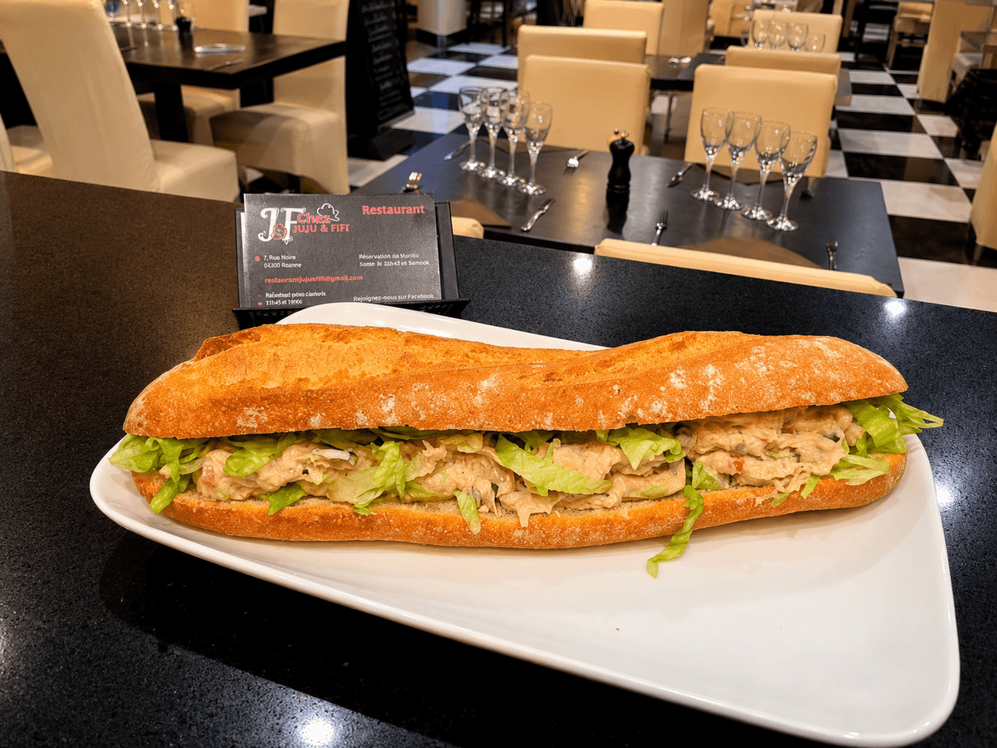 Sandwich au thon présenté pour la sandwicherie Chez Juju & Fifi