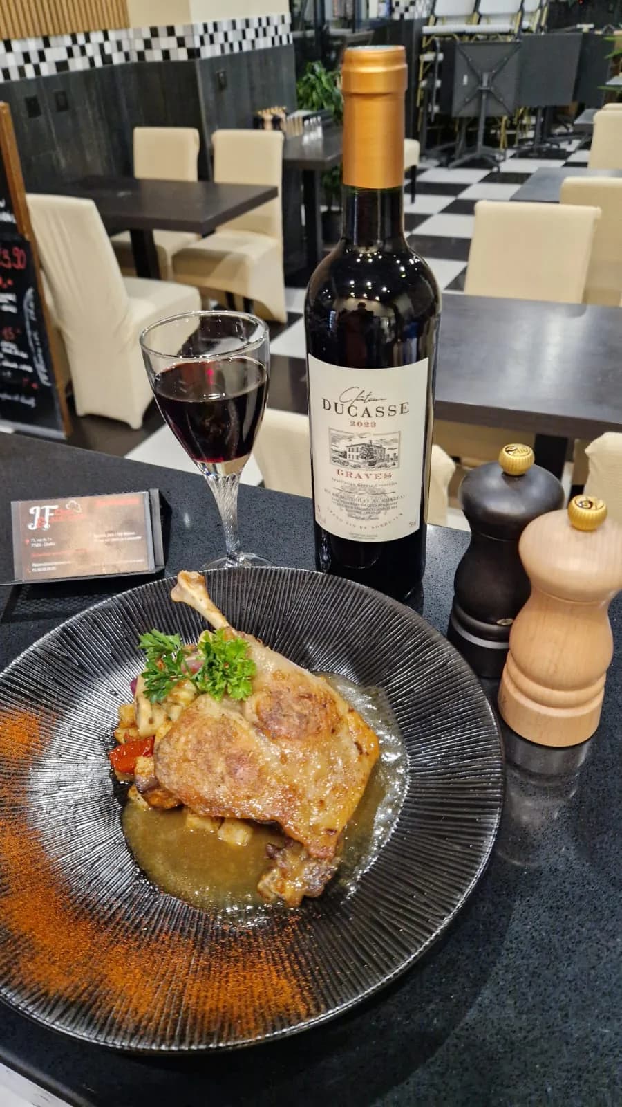 Confit de canard du Sud-Ouest dressé dans une assiette noire