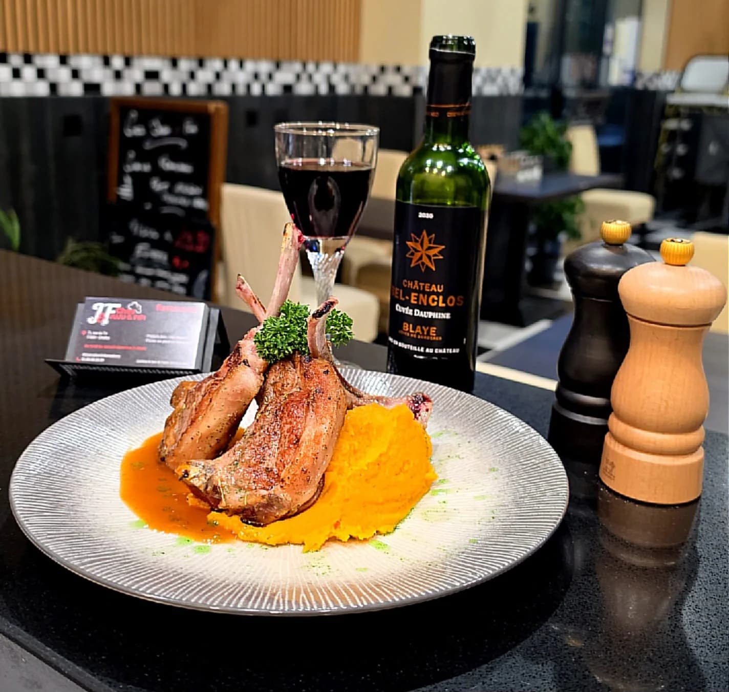 Côtelettes d’agneau rôties accompagnées de purée de patates douces