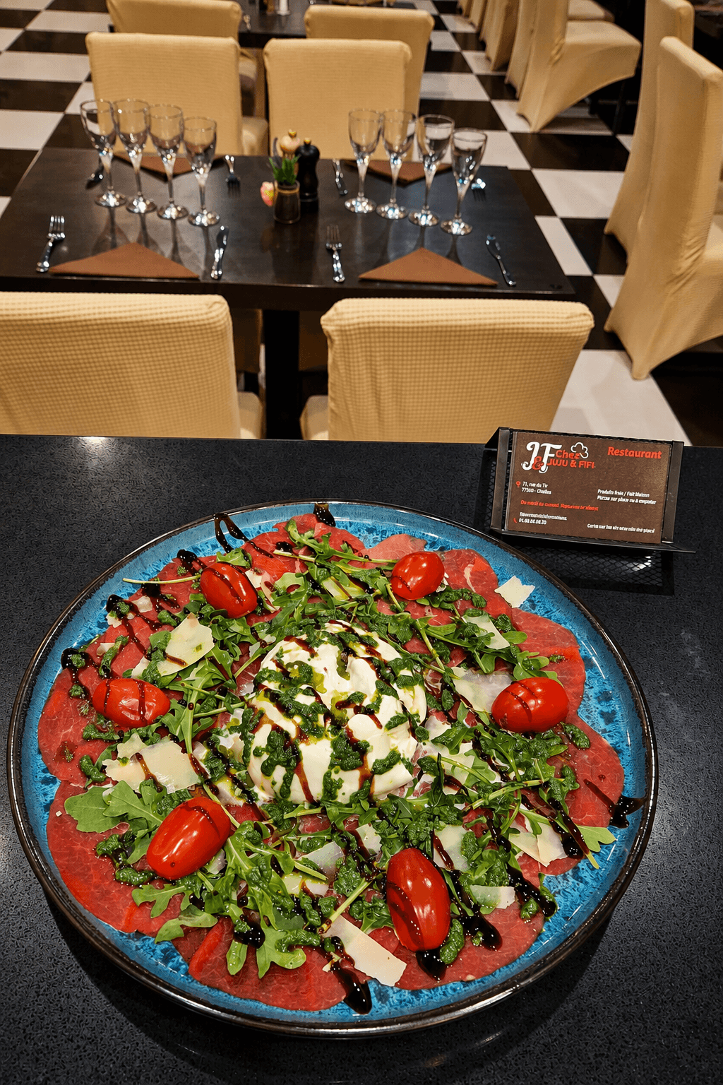 Assiette tomates mozzarella et charcuterie chez Juju & Fifi