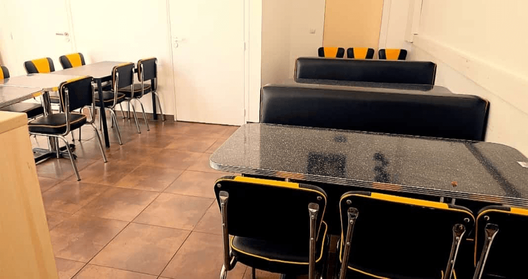 Salle intérieure du restaurant Chez Juju & Fifi à Chelles